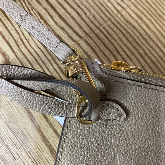 Louis Vuitton Neverfull MM Pouch Authentic - Picture 13 of 16